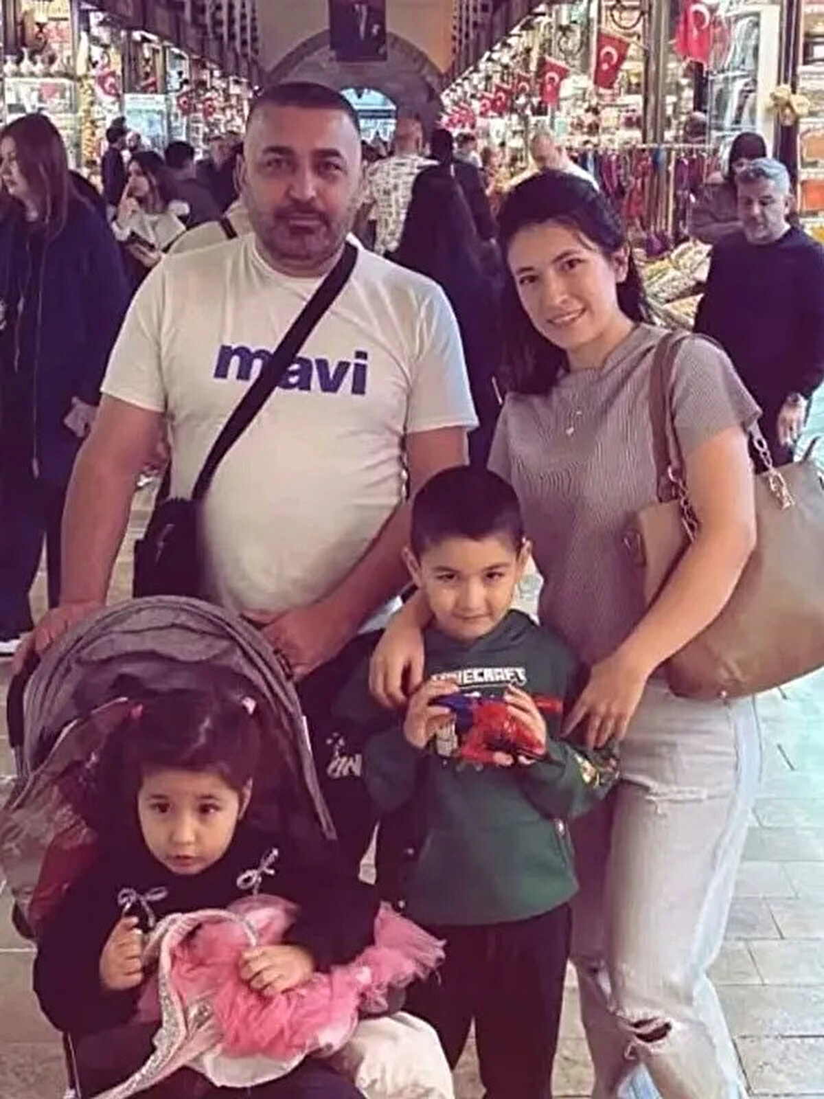 İzmir bağlantısı dikkat çekti<br><br>İstanbul’daki zehirlenme faciası ülke genelinde alarma neden olurken, benzer gıda kaynaklı şikâyetlerin İzmir’de de incelendiği bildirildi. Böcek Ailesi’nin tükettiği ürünlerle ilgili analiz süreci devam ederken, Tarım ve Sağlık ekipleri İzmir’deki turistik bölgelerde de önlem amaçlı numune denetimlerini artırdı.