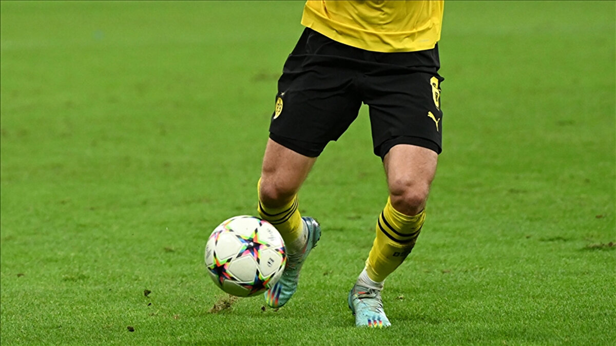 Borussia Dortmund’un genç yıldızı Karim Adeyemi, Almanya’da muşta ve elektroşok silahı taşıdığı için ciddi bir para cezasıyla karşı karşıya kaldı.