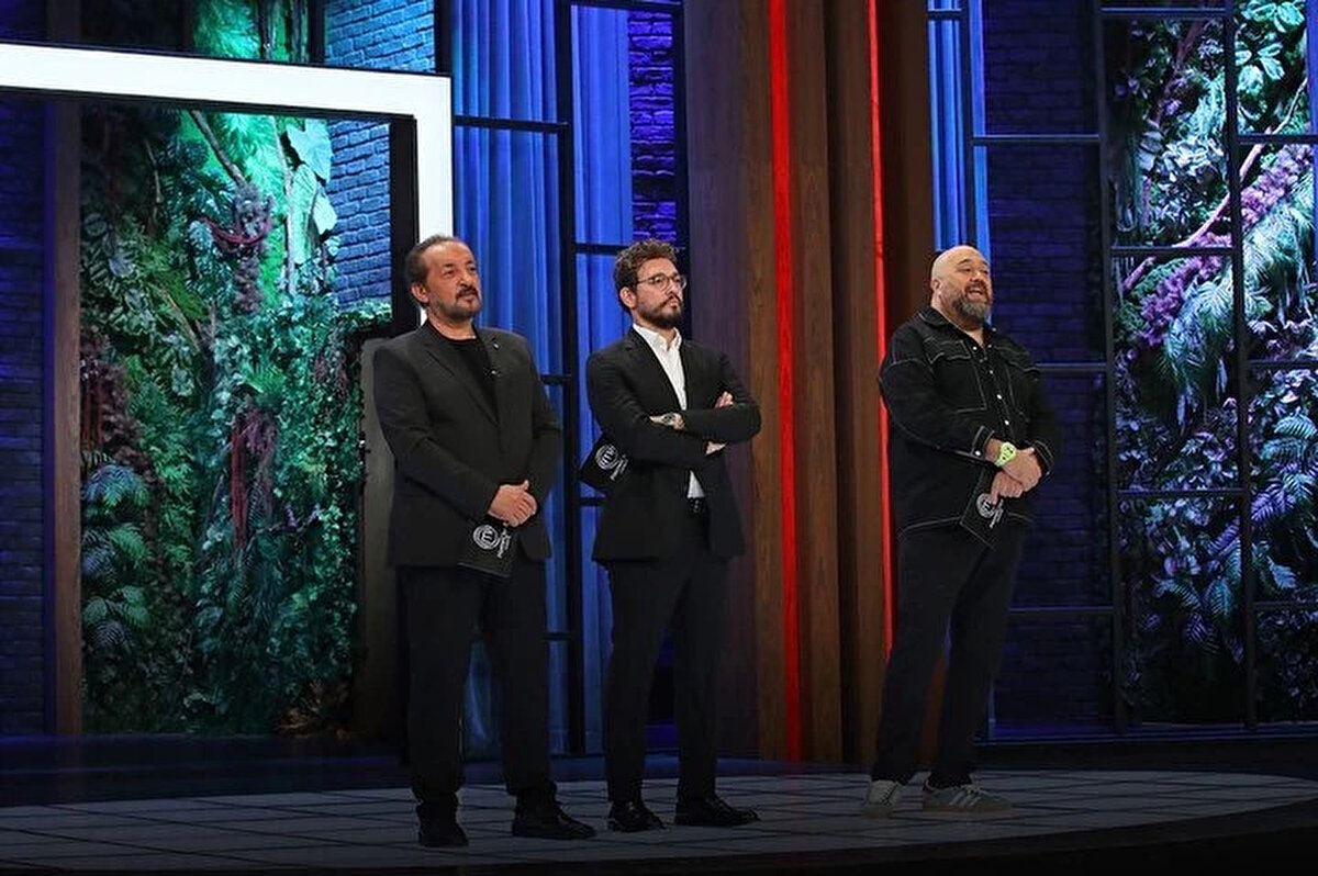 MasterChef Türkiye’de 15 Kasım 2025 eleme gecesi büyük heyecana sahne oldu. Haftanın potasında yer alan Ayten, Barış, Sümeyye ve Murat Can iki aşamalı zorlu oyunda yarışmada kalmak için mücadele verdi. Şeflerin değerlendirmesi sonucunda bir yarışmacı programa veda etti. Peki, MasterChef’te bu hafta kim elendi, kim gitti? İşte detaylar…