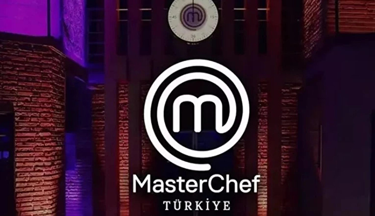 MasterChef 15 Kasım 2025’te kim elendi?<br><br>Eleme potasında yer alan yarışmacılar iki turda hünerlerini sergiledi. İlk turda başarılı olanlar potadan çıkarken, son turda yarışan isimler arasından bir kişi MasterChef’e veda etmek zorunda kaldı.