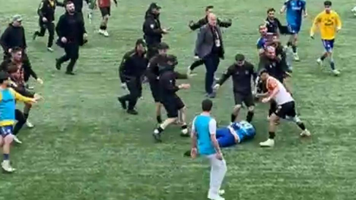 Güvenlik güçleri, çıkan kavgayı kontrol altına almak için yoğun çaba sarf edildi. 