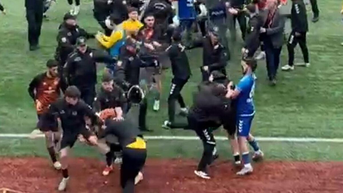 Hakemin ilk yarıyı bitirmesiyle saha içi gerilim tırmandı ve futbolcular arasında yumruk ve tekme müdahaleleri başladı. Taraftarların sahaya girmemesi ve olayların büyümesini önlemek amacıyla statta sürekli anonslar yapıldı.