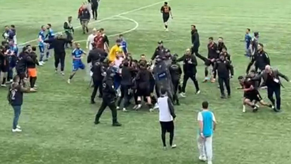 Saha kısa süreli bir boks ringine dönüşürken, taraflar arasındaki tartışmalar dakikalarca sürdü. Olayın ardından yetkililer inceleme başlattı.