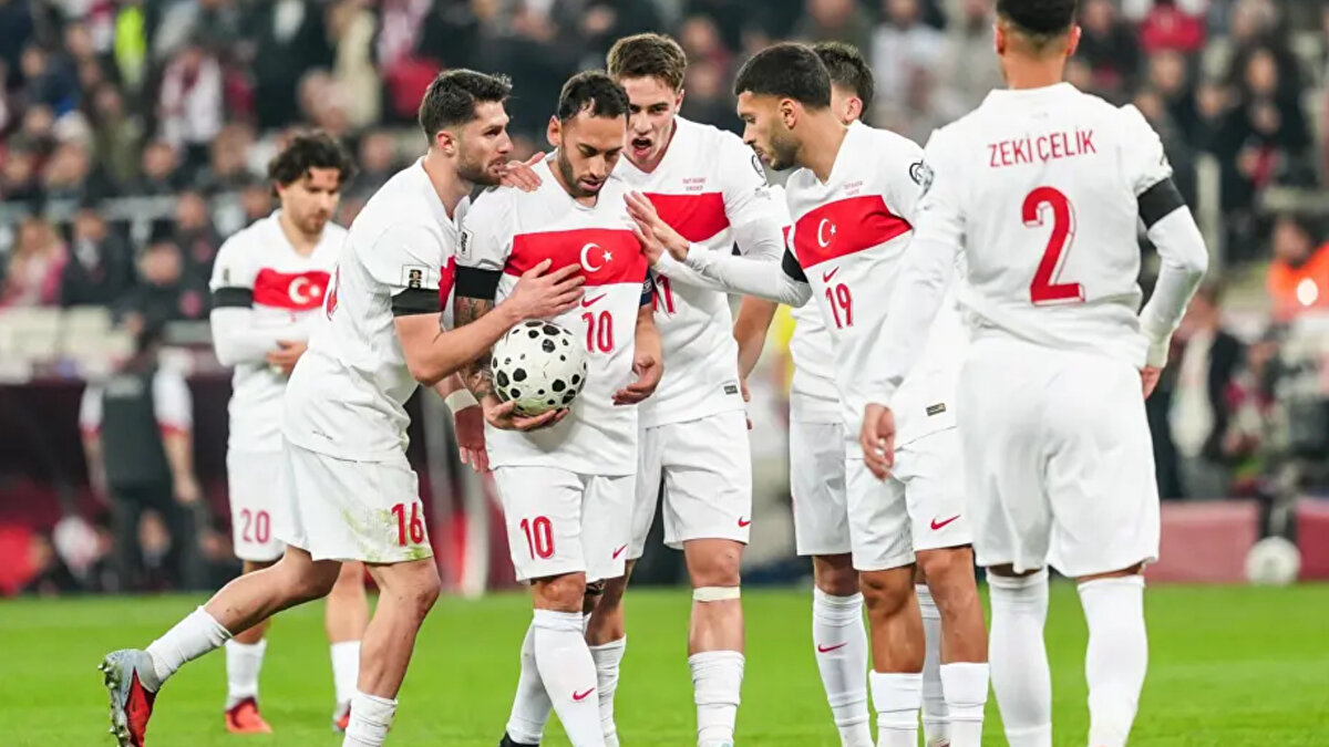 "Kaptan yine liderliğini sahada gösterdi. İki duran topla maçın fişini çekti. Orta sahayı çok iyi organize etti. İsmail çok koştu. Kenan'ın çalımlarında yine çok heyecanlandık. Zeki - Oğuz uyumunu beğendim. Ferdi'yi özlemişiz, çıkana kadar beğendim."