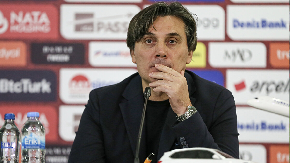 “MONTELLA OYUNCU DEĞİŞİKLİKLERİNDE HATALAR YAPTI”<br><br>Levent Tüzemen: "Milli Takım'ın keyif vermediği maçta Bulgarlar'ı Hakan'ın penaltı golüyle ve Chernev'in kendi kalesine attığı golle yendik. Montella maalesef oyuncu değişikliklerinde hatalar yaptı. İyi oynayan Ferdi ile Zeki'yi gereksiz yere oyundan aldı."