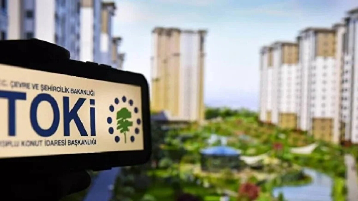 TOKİ’nin 500 bin sosyal konut projesine yapılan başvurular sürerken, mobil bankacılık üzerinden ödeme yapacak vatandaşlar “TOKİ IBAN açıklama kısmına ne yazılır?”, “Alıcı adı nasıl olmalı?” sorularını yoğun şekilde araştırıyor. İnternet bankacılığı (EFT – havale) üzerinden yapılan ödemelerde yanlış bilgi girilmesi başvurunun geçersiz sayılmasına neden olabildiği için, TOKİ’nin uyarıları ödeme yapacak adaylar için kritik önem taşıyor.