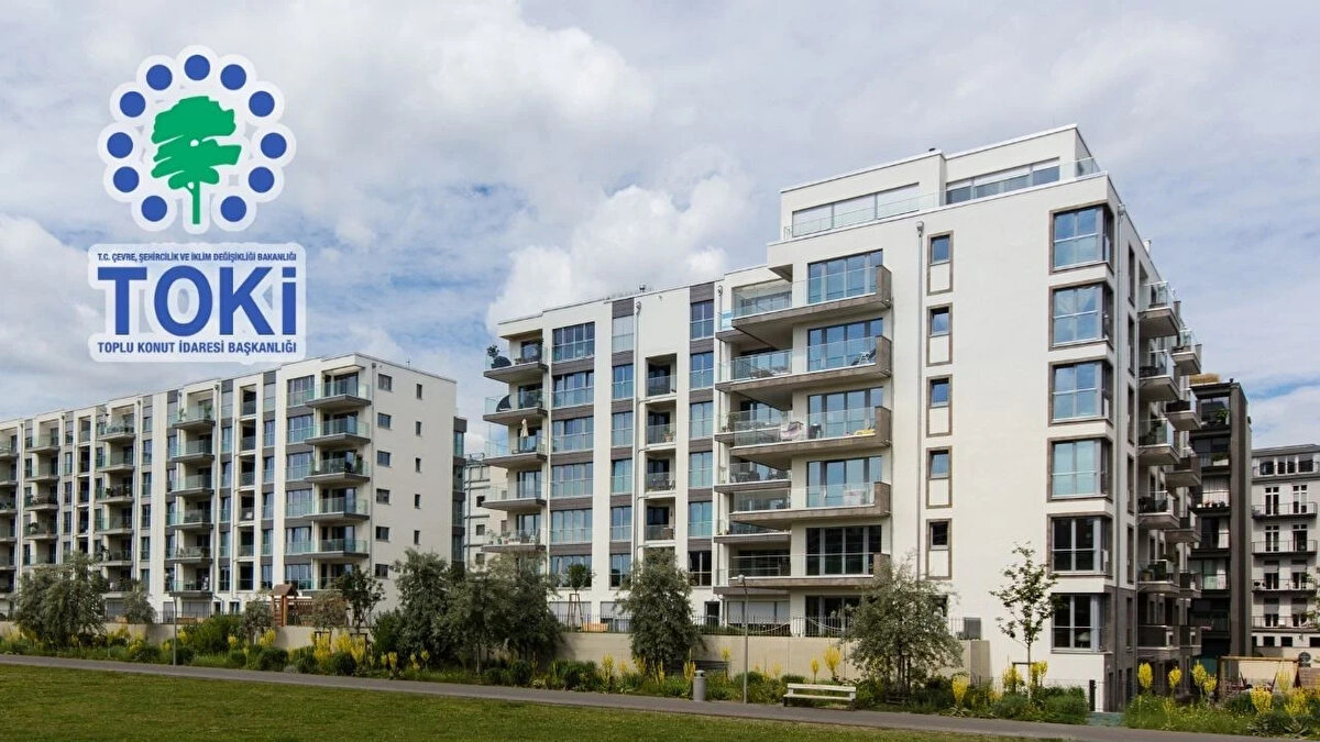 Başvurunun geçerli sayılması için dikkat edilmesi gerekenler<br><br>Başvurunun hatasız şekilde işleme alınması için şu noktalara dikkat edilmelidir:<br><br>✔ Ödeme mutlaka başvuru sahibinin hesabından yapılmalı<br><br>✔ Alıcı adı kısmına başvuru sahibinin adı-soyadı yazılmalı<br><br>✔ Açıklama kısmına herhangi bir bilgi yazılması gerekmiyor<br><br>✔ Ödeme sadece TOKİ'nin kişiye özel tanımladığı IBAN numarasına yapılmalı<br><br>Bu adımları eksiksiz uygulayan vatandaşlar, TOKİ başvuru ücretini doğru şekilde yatırarak kura sürecini sorunsuz tamamlamış oluyor.