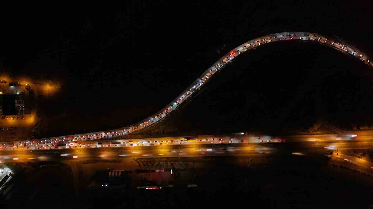 Kırıkkale-Ankara D200 karayolunda trafik zaman zaman durma noktasına gelirken, uzun araç kuyruklarının oluştuğu gözlendi. 