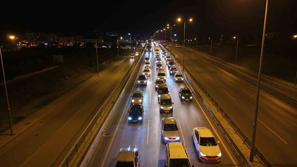 Bir haftalık tatilin ardından, Milli Eğitim Bakanlığı’na (MEB) bağlı yaklaşık 18 milyon öğrenci ile 1,2 milyon öğretmen pazartesi günü yeniden ders başı yapacak. Tatilcilerin yollara akın etmesiyle şehirler arası karayollarında da trafik hareketliliği arttı.