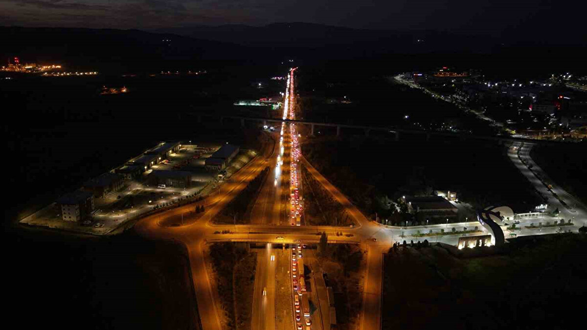 Yoğunluk nedeniyle sürücülerin düşük hızla ilerlediği, kavşak ve bağlantı noktalarında bekleme sürelerinin uzadığı görüldü.
