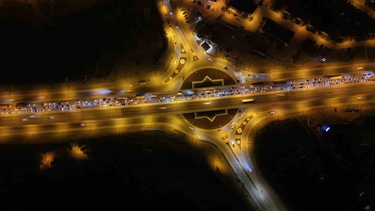 Ulaşımda 43 ilin geçiş noktası olarak bilinen "kilit kavşak" Kırıkkale’de, ara tatilin sona ermesiyle birlikte karayollarında yaşanan trafik yoğunluğu havadan görüntülendi. 