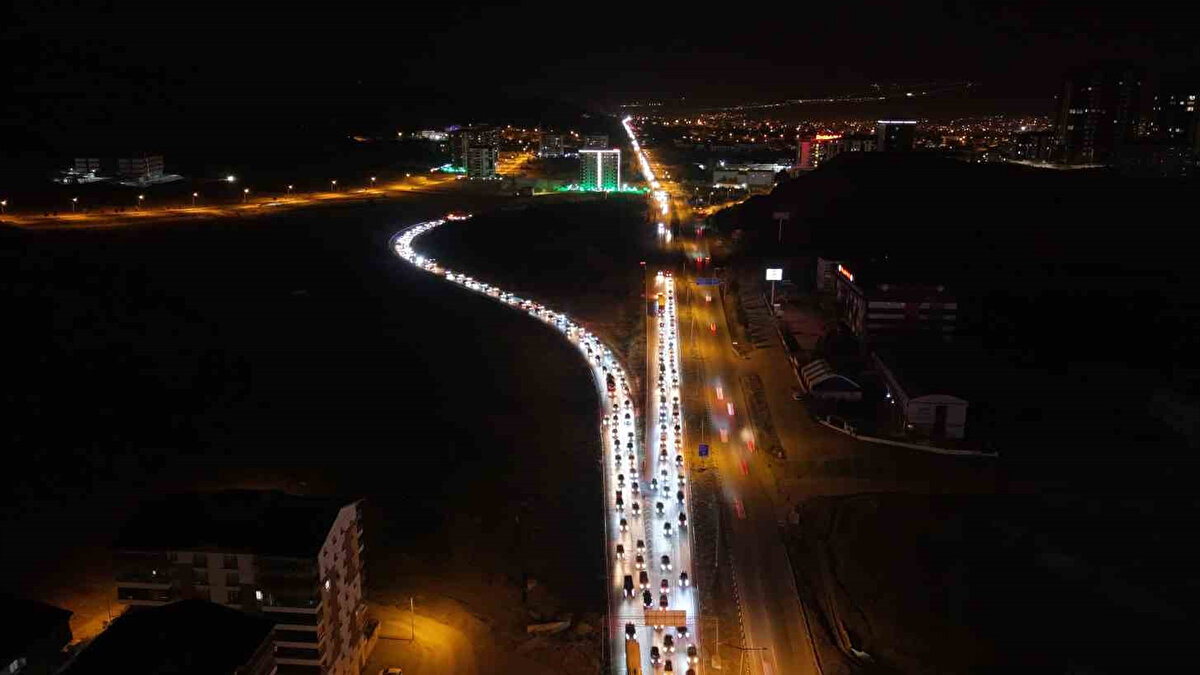 Dönüş trafiğinin en fazla hissedildiği Ankara istikametinin bazı kesimlerinde trafik akışındaki yavaşlama havadan kaydedildi.