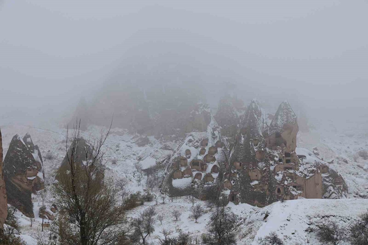 Kasım ayının ortasına girilirken Türkiye’nin doğu ve iç kesimlerinde kar yağışı kendini göstermeye başladı. Özellikle Hakkari, Tokat, Yozgat, Kayseri ve Nevşehir kısa sürede beyaz örtüyle kaplanırken, ortaya kış mevsimini sevenleri memnun eden manzaralar çıktı. Batı bölgelerde ise güneşli hava hâlâ etkisini sürdürüyor.