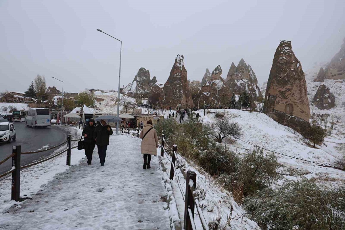 Doğu ve iç Anadolu’da beyaz örtü hakim<br>Hakkari’nin yüksek kesimlerinden iç Anadolu’ya kadar geniş bir bölgede kar yağışının gün boyunca aralıklarla devam ettiği bildirildi. Şehir merkezlerinde hafif, kırsal ve yüksek noktalarda ise daha yoğun yağış gözlendi. Vatandaşlar ilk karın ardından ulaşımda zaman zaman yer yer aksamalar yaşandığını aktardı.