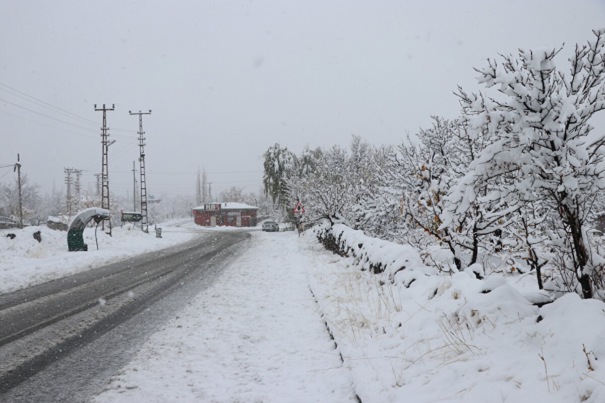 Batı illerinde güneşli hava sürüyor<br>İstanbul başta olmak üzere Batı Anadolu’da hafta boyunca görülen yağışlı hava yerini güneşe bıraktı. Meteoroloji, bölgenin önümüzdeki günlerde de yağmur dışında ciddi bir hava değişikliği beklemediğini bildirdi. İstanbul’da kar yağışı olasılığının da düşük olduğu vurgulandı.