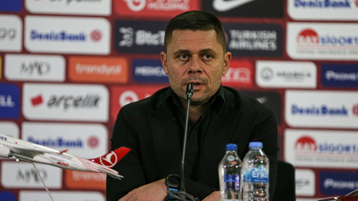 "DİŞLERİNİ GÖSTERDİ AMA..."<br><br>DSPORT: Penaltı ve kendi kalesine atılan gol "Timsah"ı besledi - Bulgaristan dişlerini gösterdi ama Türkiye'ye yenildi.