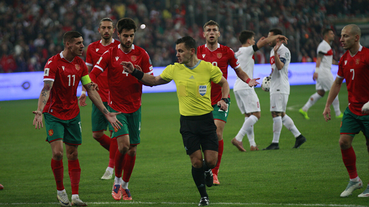 "SADECE 2-0"<br>LUPA.BG: Mütevazı: Bu sefer Türkiye'ye karşı sadece 2-0 yenildik<br><br>"TÜRKİYE BİZE ACIDI"<br>WEBCAFE: Türkiye <br><br>Bursa'da bize acıdı, "Aslanlar" elemelerde hala puan alamadı.<br>