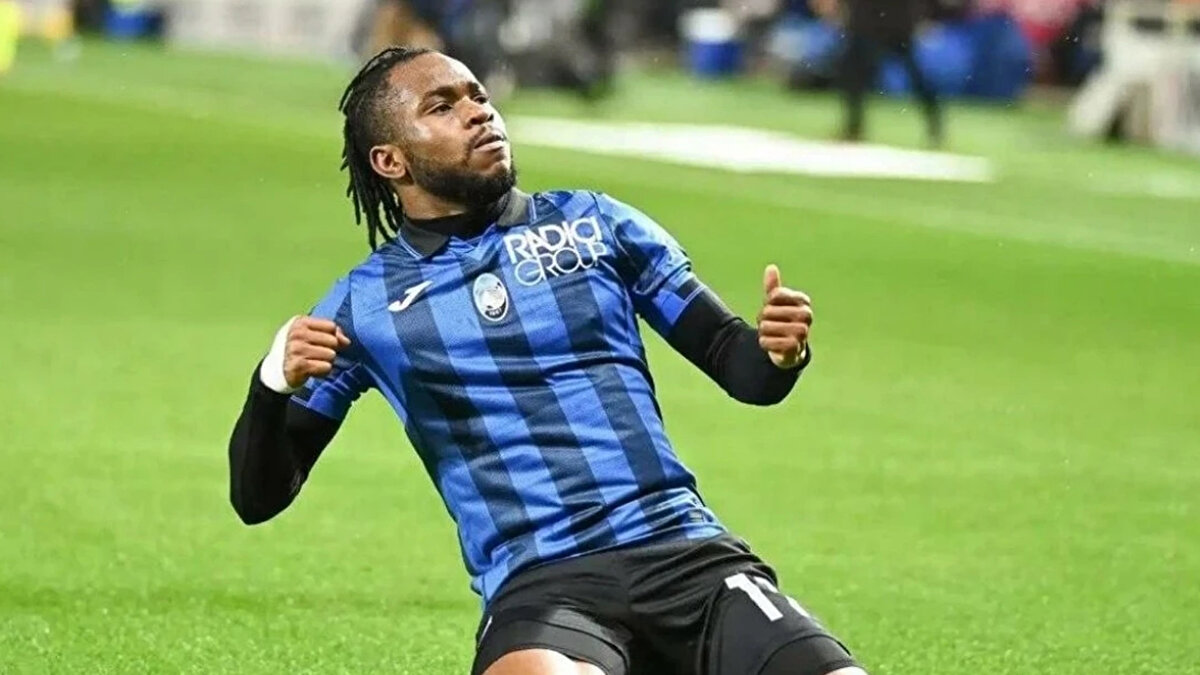 "ŞU ANDA BAŞLAMIŞ BİR PAZARLIK YOK" <br><br>Romano sözlerini, "Bu nedenle dikkat edin; çünkü Galatasaray ocak ayında güçlü şekilde transfer pazarına girecek. Lookman listelerinde olan bir isim fakat şu anda başlamış bir pazarlık yok, anlaşma yok, ilerleme yok. Tekrar ediyorum, Lookman tek hedef değil. Galatasaray, kendi tarzıyla pazarda fırsat arıyor." ifadeleriyle tamamladı.