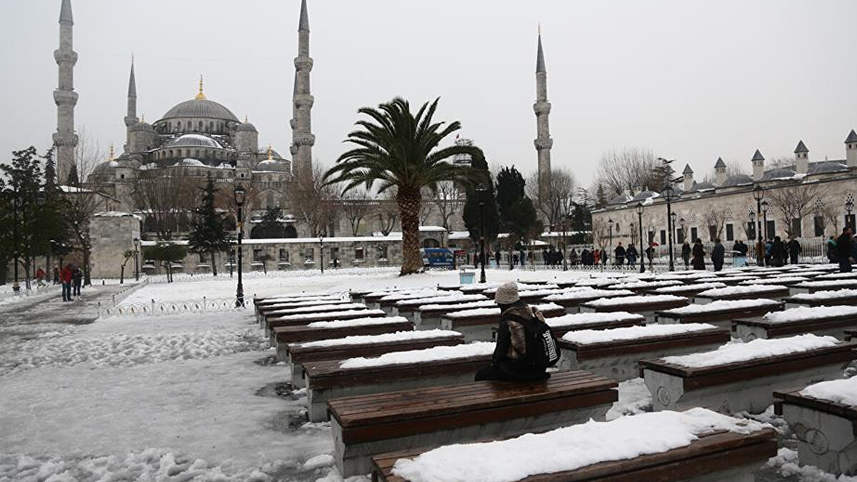 Marmara, İç Ege, Batı Akdeniz’in iç kesimleri, İç Anadolu’nun kuzeybatısı ile Batı ve Orta Karadeniz’in iç bölgelerinde sabah ve gece saatlerinde pus ve sis etkili olacak. Hava sıcaklıklarının iç ve batı bölgelerde 2 ila 4 derece artacağı, diğer kesimlerde ise belirgin bir değişiklik beklenmediği aktarıldı. Rüzgârın çoğunlukla güney yönlerden hafif veya yer yer orta kuvvette eseceği ifade edildi.