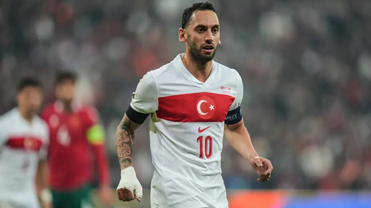 Hakan Çalhanoğlu ve Vincenzo Montella’nın maç sonu yaptığı açıklamalar İtalyan basınında çok konuşuldu. Bulgaristan maçı sonrası Hakan Çalhanoğlu, “Sarı kart riski var, hocayla birazdan içeride konuşuruz. Play-off'ta yer almak istiyoruz sahada, o yüzden riske girmemek lazım.” sözlerini sarf etmişti.
