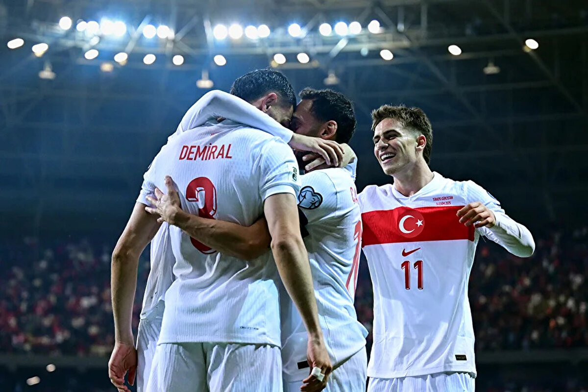 AS’ta yer alan haberde “Hakan Çalhanoğlu, penaltı golü ve Chervnev'in kendi kalesine attığı golde kilit rol oynadı. Arda Güler yine parladı ve Türkiye play-off'lardaki yerini garantiledi.” denildi.