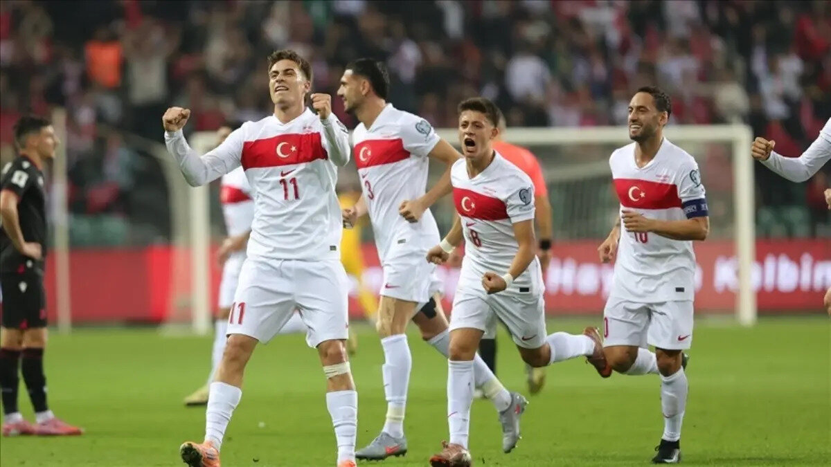 Marca da gruptaki son maç üzerinden değerlendirmede bulunurken, “Türkiye play-off'a kalmayı garantiledi ve liderlik için İspanya karşısında 7-0’lık galibiyete ihtiyaçları var.” denildi.<br><br>