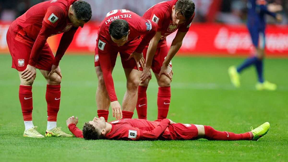 SZYMANSKI OYUNA DEVAM EDEMEDİ<br><br>Polonya Milli Takımı'nda maça ilk 11'de başlayan Fenerbahçe'nin yıldızı Sebastian Szymanski, henüz maçın başında 11. dakikada sakatlık yaşadı. 