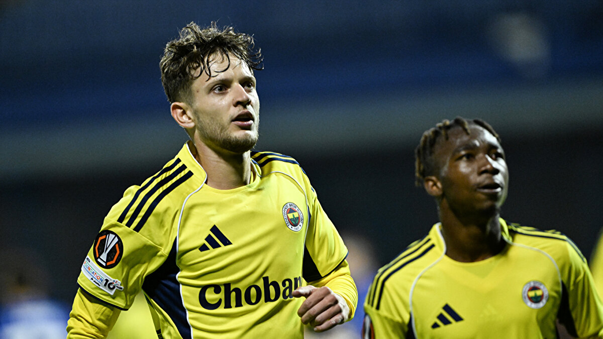 SAKATLIĞI BELLİ OLDU<br><br>Urban, "Sebastian'ın adductor longus kasında yırtık var. Kamptan ayrıldı. Tedavisine Fenerbahçe'de devam edecek" dedi.<br><br>1 AY SAHALARDAN UZAK KALACAK<br><br>Polonyalı yıldızı en az 1 ay sahalardan uzak kalması bekleniyor. 