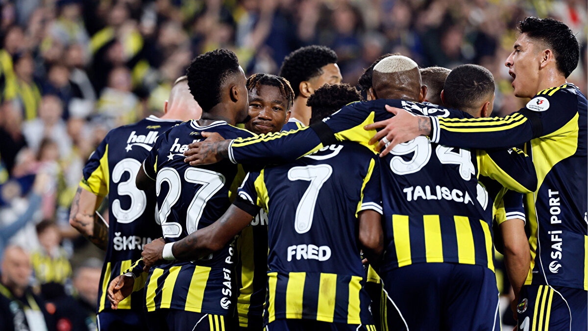 Süper Lig'de lider Galatasaray ile arasındaki puan farkını 1'e indiren Fenerbahçe'de yeni golcü transferi için düğmeye basıldı. 