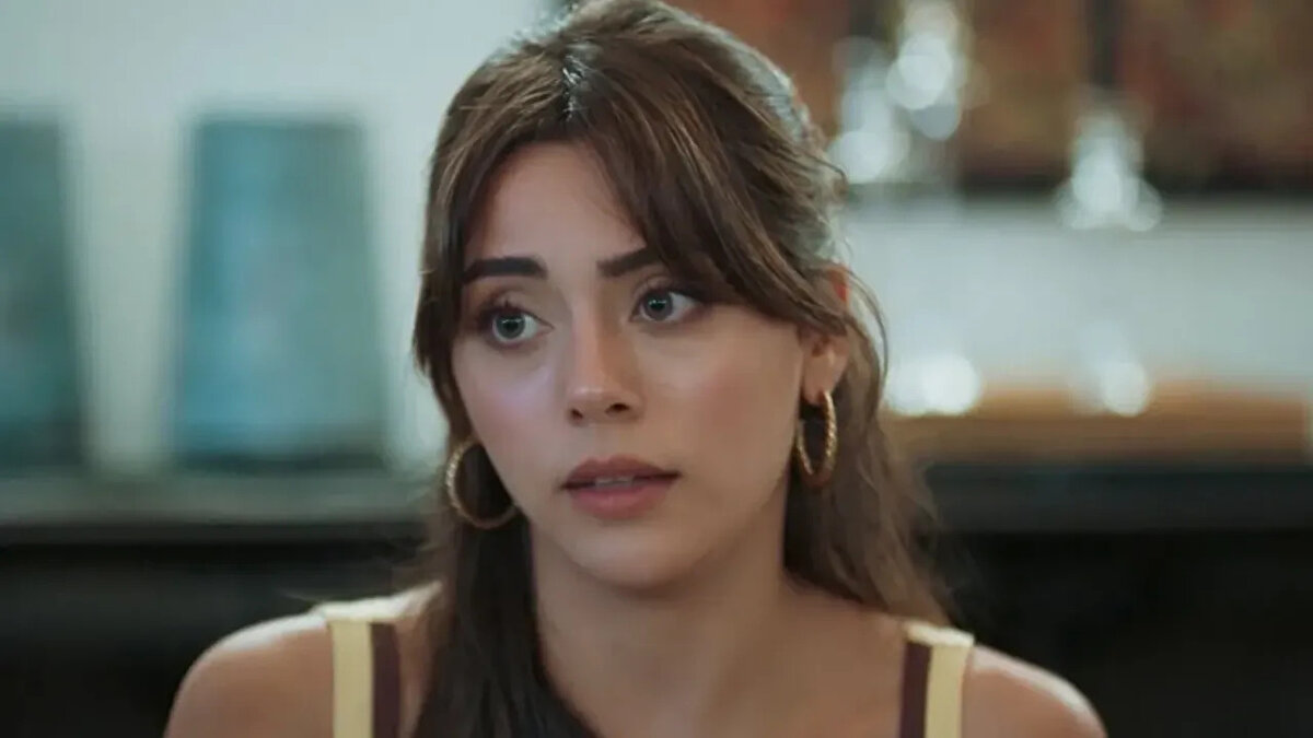 Sıla Türkoğlu kimdir?<br><br>Sıla Türkoğlu, 18 Nisan 1999’da İzmir Bornova’da doğmuştur. 2018 yılında “Ağlama Anne” dizisiyle ekran macerasına başlamış, ardından Yemin dizisinde Suna karakteriyle geniş bir kitle tarafından tanınmıştır.<br><br>2020-2022 yılları arasında Kanal 7’de yayınlanan Emanet dizisinde Seher karakteriyle büyük çıkış yakalayan oyuncu, 2022’de Show TV’de başlayan Kızılcık Şerbeti dizisinde Doğa karakteriyle başrol oynamıştır.<br><br>Türkoğlu’nun kariyerindeki önemli başarılarından biri de 2023 yılında kazandığı Yıldızı Parlayanlar – Altın Kelebek Ödülüdür.