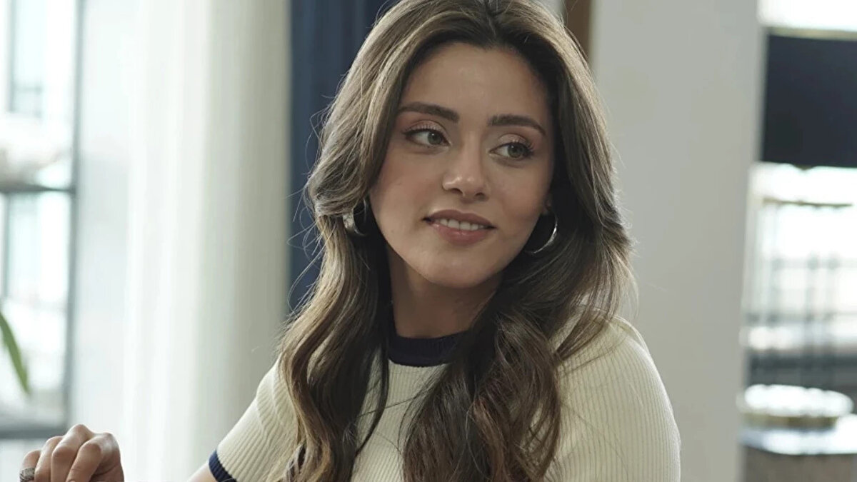 Show TV’nin Cuma akşamlarına damga vuran dizisi Kızılcık Şerbeti’nde beklenmedik bir veda yaşandı. Dizinin başrol oyuncularından olan ve Doğa karakterine hayat veren Sıla Türkoğlu, 14 Kasım Cuma günü yayınlanan 113. bölümle birlikte projeye veda etti. Uzun süredir kulislerde konuşulan ayrılık iddiaları, Doğa karakterinin geçirdiği trafik kazasıyla güçlenmişti. İzleyiciler "Doğa ölecek mi?" diye merak ederken, ayrılık haberi resmi olarak doğrulandı. Bu veda, dizinin hayranları arasında büyük yankı uyandırırken, Sıla Türkoğlu'nun neden ayrıldığı ve kariyer yolculuğu merak konusu oldu.