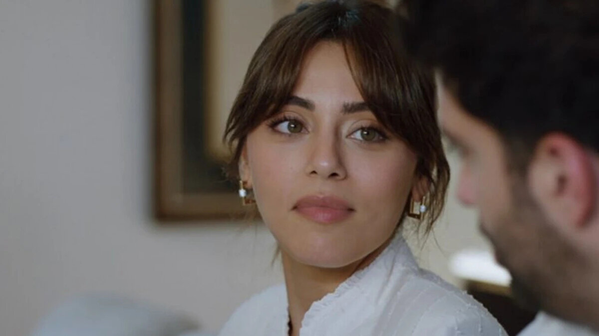 Sıla Türkoğlu kaç yaşında, nereli?<br><br>Doğum tarihi: 18 Nisan 1999<br><br>Yaş: 26<br><br>Doğum yeri: İzmir / Bornova<br><br>Türkoğlu, genç yaşına rağmen oynadığı rollerle geniş bir hayran kitlesi edinmiş ve Türkiye’nin en çok konuşulan isimleri arasına girmeyi başarmıştır.