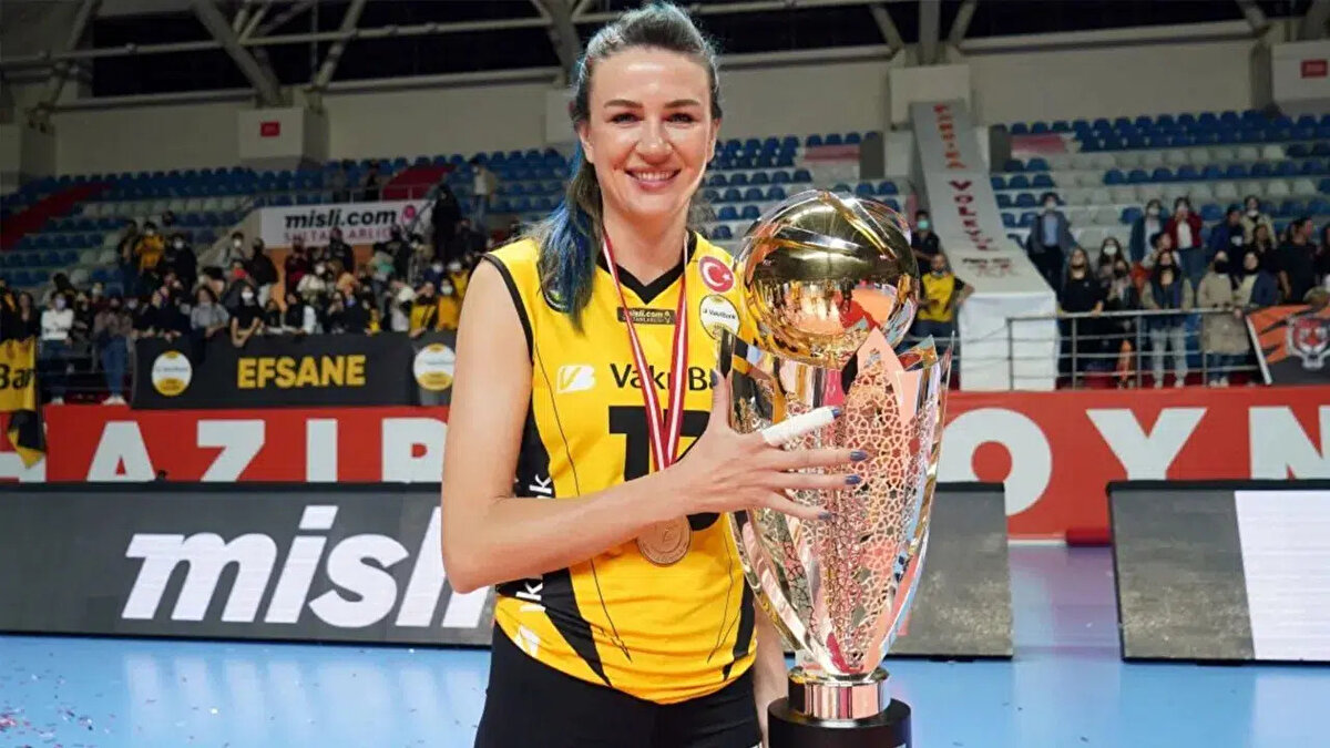 Meryem Boz kimdir, kaç yaşında, nereli?<br><br>3 Şubat 1988 tarihinde Eskişehir’de dünyaya gelen Meryem Boz, Türk voleybolunun en başarılı pasör çaprazları arasında yer alıyor. Voleybola Eskişehir DSİ Bentspor’da başlayan Boz, kariyerinde Türkiye’nin önemli kulüplerinde forma giydi. Sırasıyla İlbank, Atom Trefl Sopot, Fenerbahçe, Halkbank, 3BB Nakornnont, Bursa Büyükşehir Belediyespor, Nilüfer Belediyespor, Seramiksan, Galatasaray, Aydın Büyükşehir Belediyespor, VakıfBank ve Bahçelievler Belediyespor’da görev yaptı.