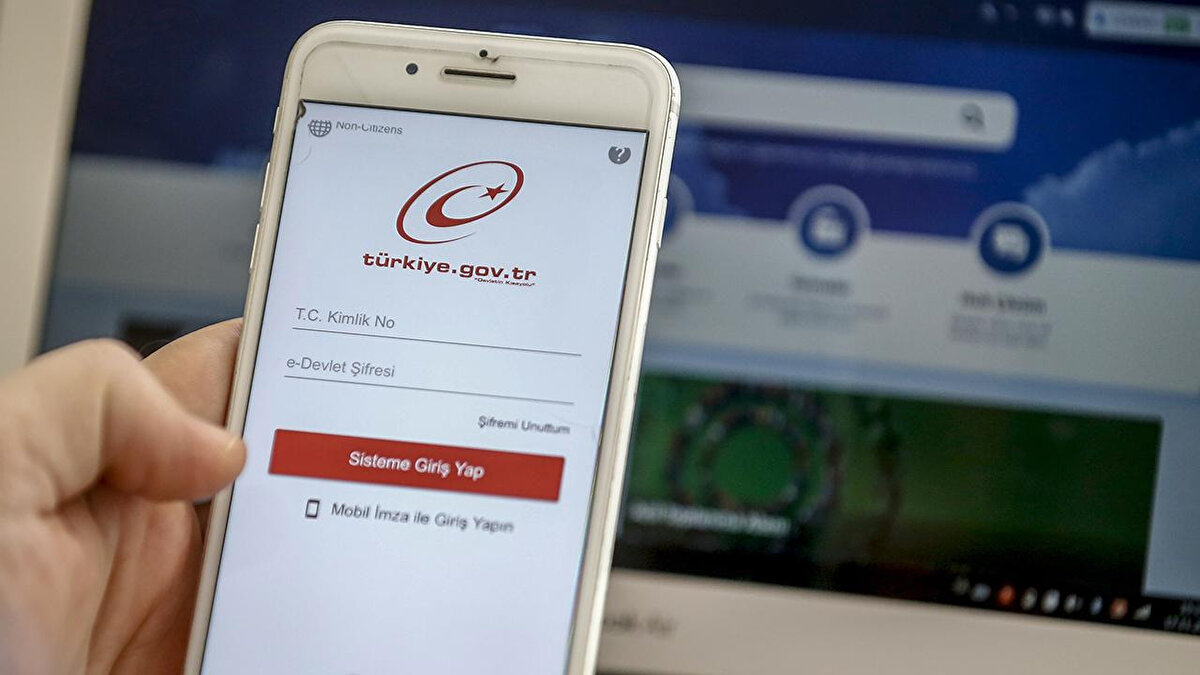 e-Devlet’e giriş yapmak isteyen birçok vatandaş, sistem tarafından verilen uyarı nedeniyle işlemlerini tamamlayamıyor. Özellikle başvuru yapacaklar veya belge çıkaracaklar, “e-Devlet çöktü mü, neden girilmiyor?” sorularına yanıt ararken erişim sorunu gündemdeki yerini koruyor.