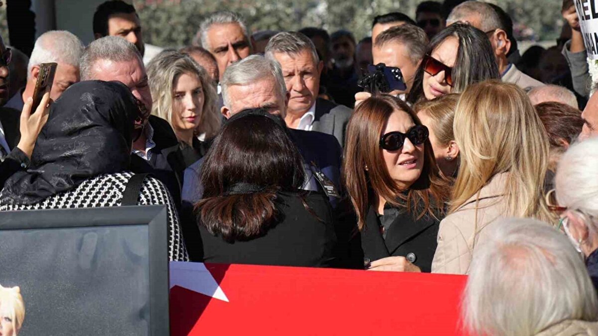 Sanatçının kızı Aslı Abacı, annesinin ölüm sürecine ilişkin yaptığı açıklamada, kalp krizi sonrası yapılan anjiyoda damar açılmasına rağmen beklenmeyen komplikasyonlar geliştiğini söyledi. Anjiyo sonrası uygulanan antibiyotiğe ciddi bir reaksiyon geliştiğini ifade eden Abacı, annesinin durumunun aniden ağırlaştığını ve kaybın kendileri için büyük bir şok olduğunu dile getirdi.