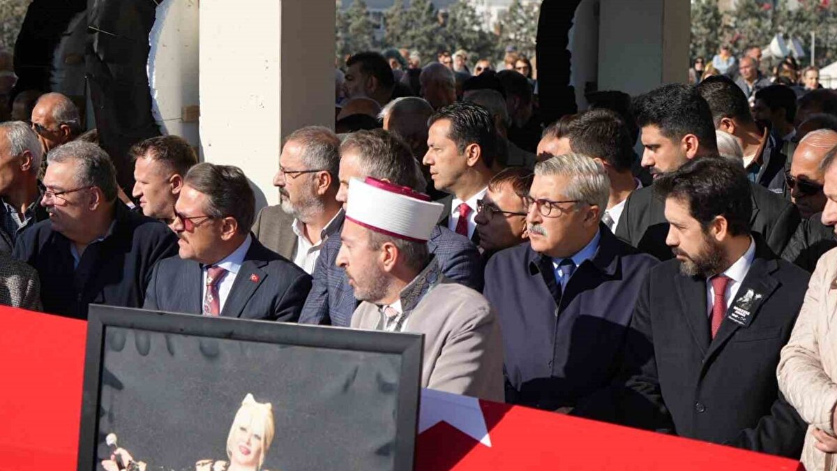 "Çok kıymetli bir sanatçımızı kaybetmenin derin üzüntüsünü yaşıyoruz"<br><br>Ünlü sanatçı Muazzez Abacı’nın Türk Sanat Müziği’nde yapıcı bir rolü olduğunu belirten Kültür ve Turizm Bakan Yardımcısı Batuhan Mumcu ise "Çok kıymetli bir sanatçımızı kaybetmenin derin üzüntüsünü yaşıyoruz. Kıymetli sanatçımız Amerika’da vefat etti ve ülkesine, vatanına dönmek istedi. Bu süreci yakından takip ettik. Dün, AKM’de törenimizi gerçekleştirdik. Bugün de Ankara’da Kocatepe Camii’nde genel başkan yardımcılarımız ve vekillerimizin katılımıyla cenazesini gerçekleştirdik. Allah rahmet eylesin. Allah ailesine sabırlar ihsan etsin. Diyecek çok fazla bir şey yok" şeklinde konuştu.