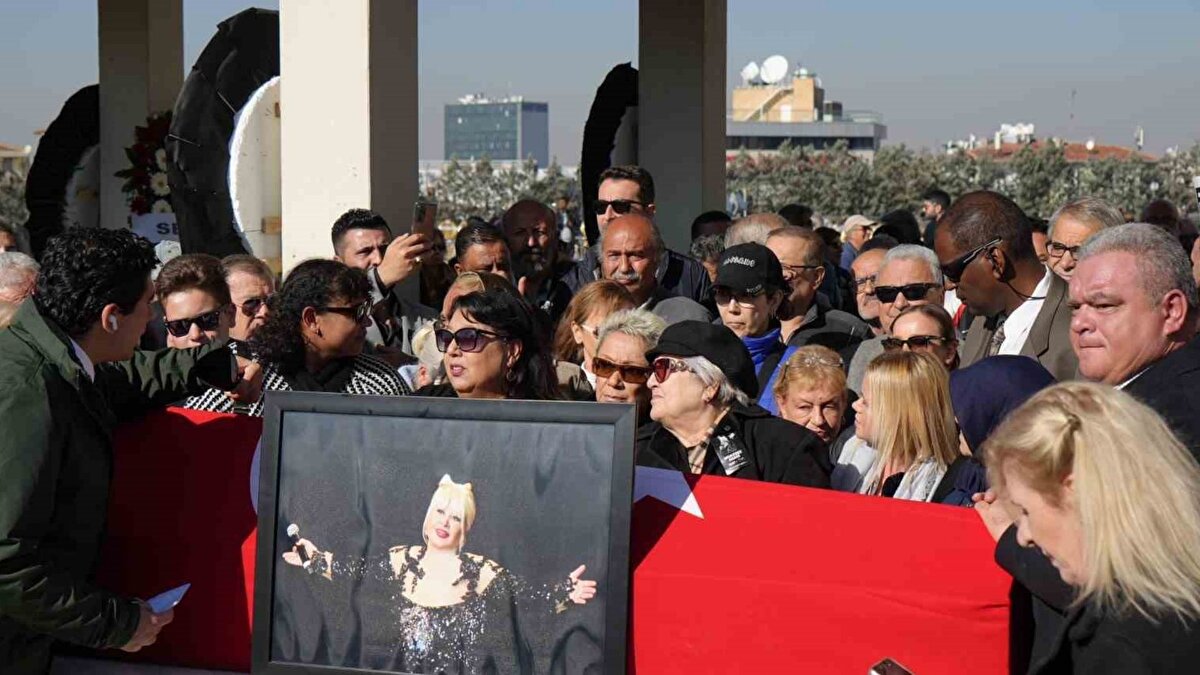 Klasik ve çok sesli Türk müziğinin popülerlik kazanmasını sağlayan isimlerden biri oldu<br><br>Muazzez Abacı müzik kariyerine ilk olarak 1966 yılında Ankara Radyosu’nda başladı. 1973’te ilk plağı ‘Bir Sen Kaldın İçimde Kervan’ı çıkardı. Klasik ve çok sesli Türk müziğinin popülerlik kazanmasını sağlayan isimlerden biri oldu. Radyo yılları sonrasında İstanbul’daki gazinoların aranılan assolistlerinden biri olmakta gecikmedi ancak özel hayatı nedeniyle sahne ve plak çalışmaları kesintilere uğradı. ‘Şakayık’ ve ‘Vurgun’ adlı kendisiyle özdeşleşmiş eserleriyle tanındı. 1990 yılında Cemal Safi’nin sözlerini yazdığı Selçuk Tekay’ın bestelediği ‘Vurgun’ adlı şarkı ve albümle öne çıkan ünlü sanatçı, 2000’li yılların başlarında, Türk Sanat Müziği’ndeki genel durgunluğun ve gerilemenin de etkisiyle, kendini müzik gündeminden belirgin şekilde geri çekmiştir. 2007 yılında ‘Hayalin İçin Söyle’ TV programında jüri olarak yer aldı.