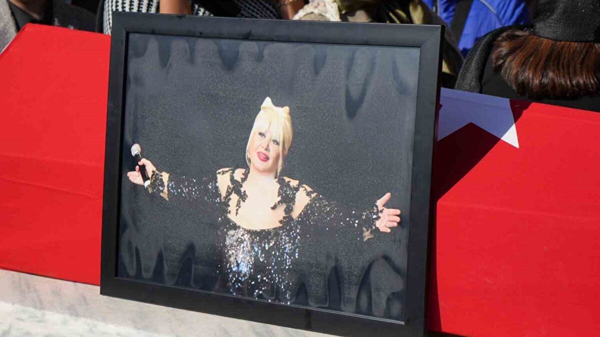 Abacı’nın cenazesi, Ankara Kocatepe Camii’nde öğle namazının ardından kılınan cenaze namazıyla birlikte Cebeci Asri Mezarlığı’nda toprağa verildi. Törene Ankara Büyükşehir Belediye Başkanı Mansur Yavaş, Kültür ve Turizm Bakan Yardımcısı Batuhan Mumcu, sanatçı Sibel Can ve milletvekillerinin yanı sıra sanatçının yakınları katıldı.