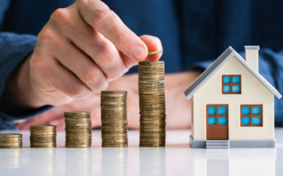 TOKİ’nin 500 bin sosyal konut projesi için başvuru süreci yaklaşırken, 2025 yılı ödeme planı ve peşinat tutarları netleşti. Cumhurbaşkanı Erdoğan’ın duyurusunun ardından vatandaşlar, “TOKİ başvuru ücreti ne kadar?”, “TOKİ peşinat tutarı kaç TL?” ve “TOKİ taksitleri nasıl olacak?” sorularına cevap aramaya başladı. Yeni projeyle dar gelirli ailelere yüzde 10 peşinat ve 240 ay vade ile uygun fiyatlarla ev sahibi olma imkânı sunuluyor. İşte 2025 TOKİ ödeme şartları ve illere göre fiyatlar…