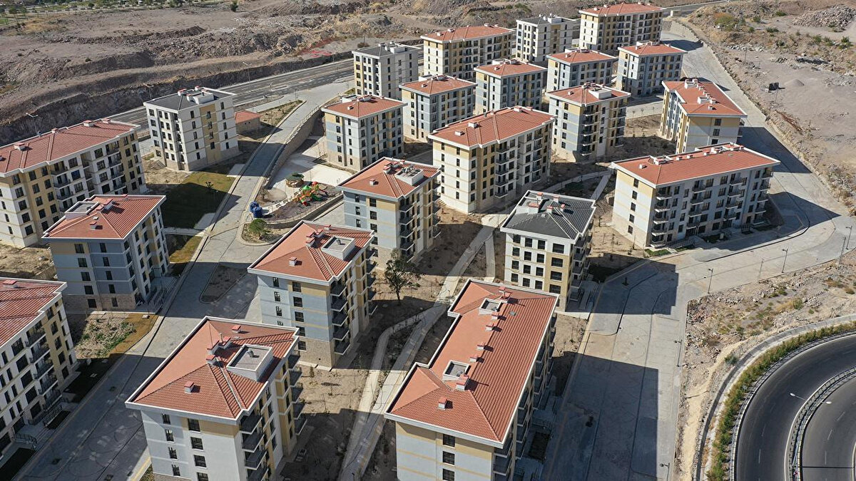 Türkiye genelinde 500 bin yeni konut: Yüzde 10 peşin, 240 ay vade<br><br>“Ev Sahibi Türkiye” sloganıyla hayata geçirilen proje ile 81 ilde yatay mimariye uygun sosyal konutlar inşa edilecek. Uygun ödeme koşulları sayesinde dar gelirli ailelerin ev sahibi olması hedefleniyor.