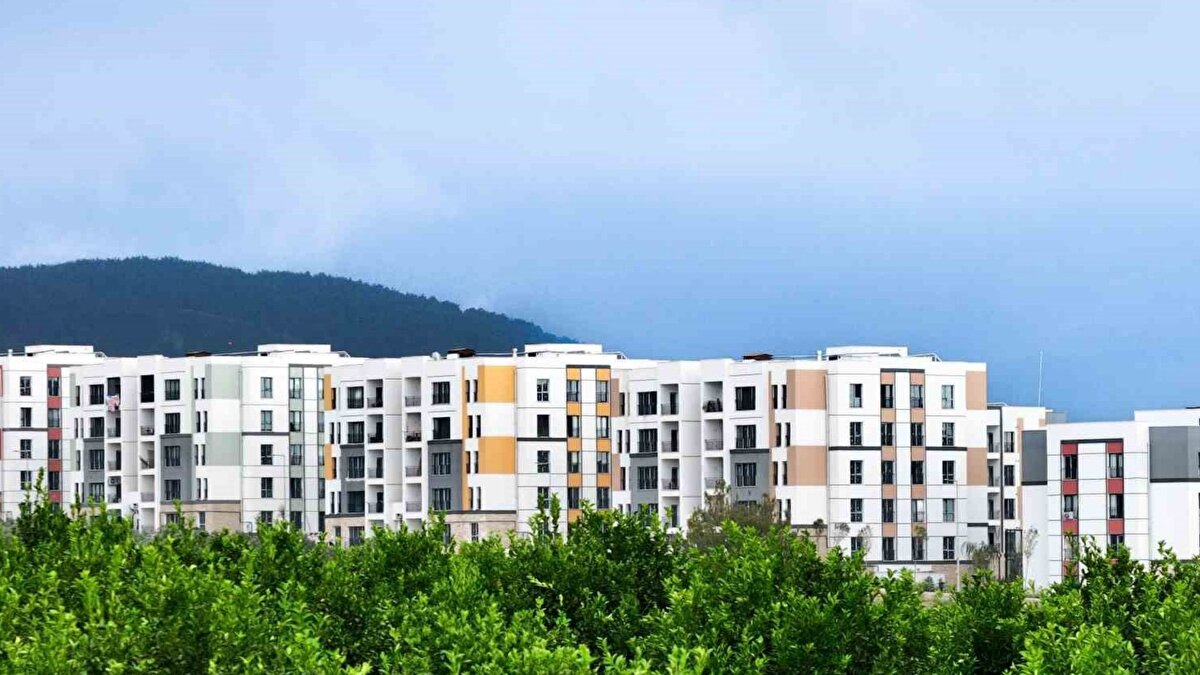 Kırsal bölgelerde 51 binden fazla çelik karkaslı modern köy evi ailelere kavuştu. Hatay Kumlu’da kurulan Türkiye’nin ilk kırsal dönüşüm merkezi örnek projelerden biri oldu. Altyapı çalışmaları ise 11 bin kilometreyi aşarak ülkenin çevresi uzunluğuna ulaştı; özellikle Hatay’da Asi Nehri’ni kurtaracak dev arıtma tesisi ve tünel projesi hızla ilerliyor.