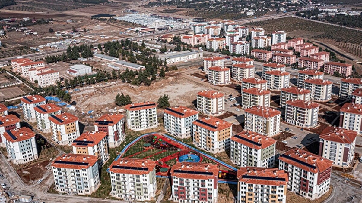  İl il bölgedeki son durum şöyle:<br><br>Hatay’da 98 bin 74, Malatya’da 68 bin 293, Kahramanmaraş’ta 51 bin 875 ve Adıyaman’da 38 bin 533 bağımsız bölüm hak sahiplerine ulaştırıldı. Gaziantep 29 bin 433, Diyarbakır 16 bin 319, Elazığ 12 bin 326, Şanlıurfa 12 bin 96, Adana 11 bin 381, Osmaniye 9 bin 200 ve Kilis’te 2 bin 261 bağımsız bölüm teslim edildi. Yıl sonuna kadar en büyük artış yine en çok etkilenen illerde olacak: Hatay’da 153 bine, Malatya’da 79 bine, Kahramanmaraş’ta 74 bine ve Adıyaman’da 43 bine çıkacak.<br>Diğer illerdeki yıl sonu hedefleri ise Gaziantep 29 bin 500, Diyarbakır 17 bin 577, Şanlıurfa 14 bin 735, Elazığ 13 bin 142, Adana 12 bin 522 ve Osmaniye 12 bin 218 şeklinde gerçekleşecek.<br>Küçük ölçekli teslimatlar Bingöl, Sivas, Kayseri ve Tunceli gibi genel hayata etkili afet bölgesi ilan edilen illerde de tamamlandı. Toplamda yıl sonuna kadar 453 bin bağımsız bölüm hedefiyle Türkiye, 6 Şubat depremlerinin yaralarını büyük ölçüde kapatmış olacak.