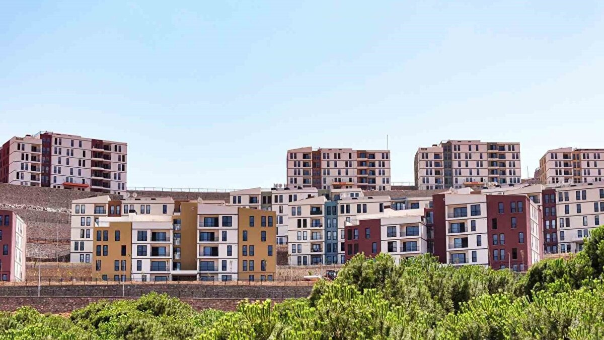 Modern kentlere dönüşüm<br><br>Malatya İkizce, Adıyaman İndere ve Hatay Dikmece gibi dev inşaat alanları artık yeni uydu şehirler haline geliyor. Milyonlarca metrekarelik arazilerde on binlerce sağlam ve modern konut yükselirken, aynı zamanda tarihi çarşılar ve camiler de aslına uygun şekilde yeniden inşa ediliyor.