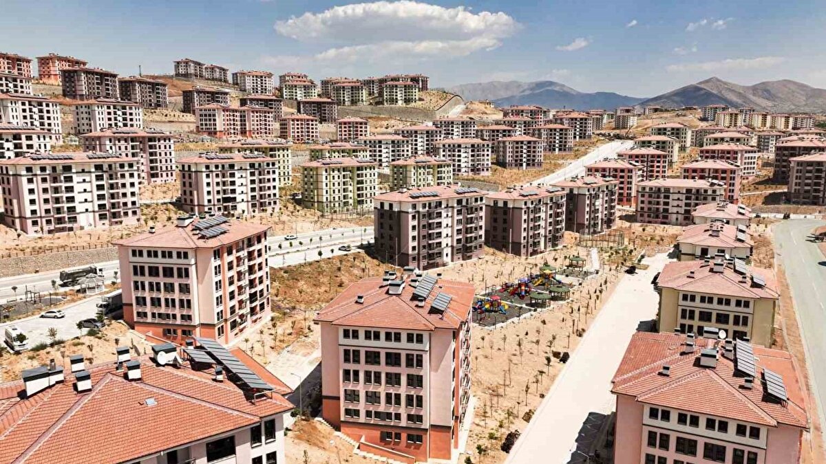 Türkiye, 2023’ün 6 Şubat’ında meydana gelen ve 11 ili etkileyen yıkıcı depremlerin ardından tarihin en büyük konut üretim seferberliğini sürdürüyor. Çevre, Şehircilik ve İklim Değişikliği Bakanlığı öncülüğünde TOKİ, Emlak Konut ve diğer kamu kuruluşları yaklaşık iki yılda 350 bini aşan bağımsız bölümü tamamlayarak teslim etti.