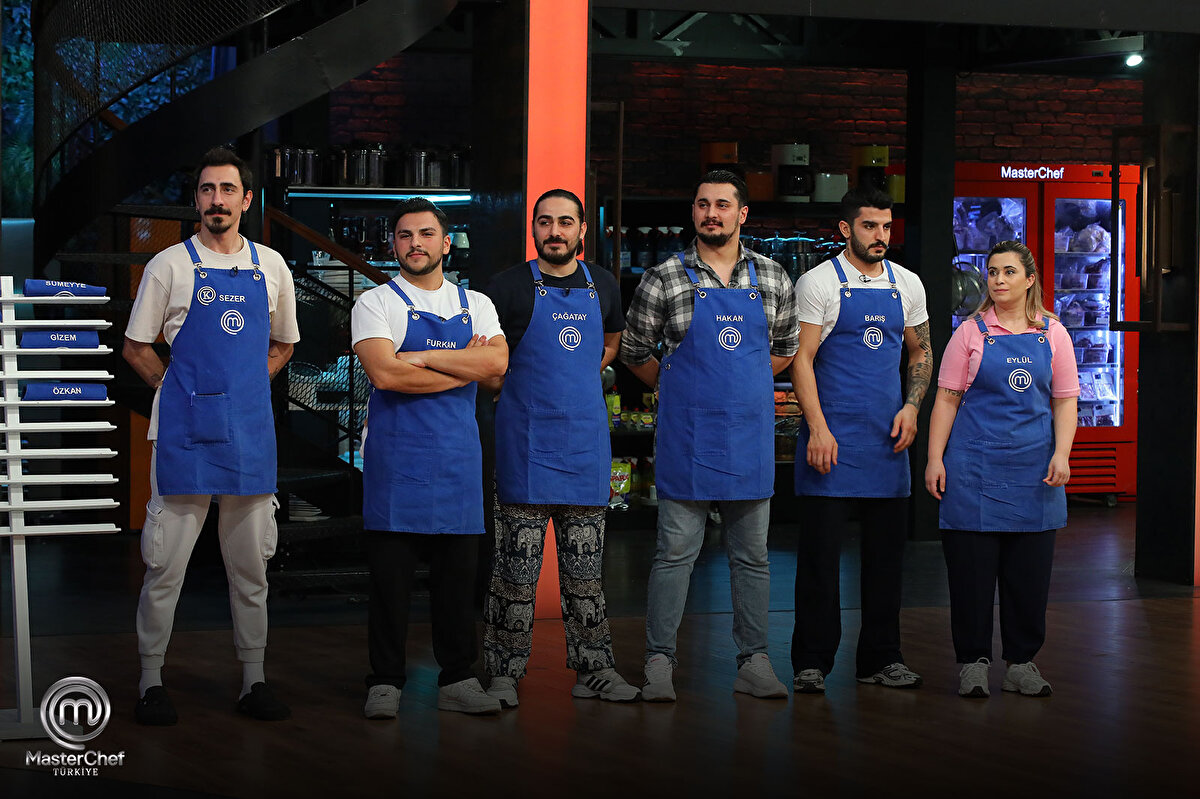 MasterChef 16 Kasım takım kadroları<br><br>Mavi Takım<br><br>Sezer (Kaptan)<br><br>Furkan<br><br>Çağatay<br><br>Hakan<br><br>Barış<br><br>Eylül