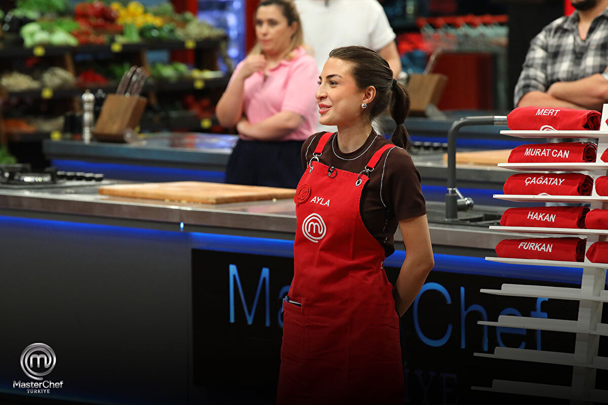 MasterChef’te kaptanlık oyununu kim kazandı?<br><br>MasterChef’in 16 Kasım 2025 Pazar günü yayınlanan bölümünde kaptanlık oyununu Sezer kazandı. Böylece haftanın mavi takım kaptanı olmaya hak kazandı. Sezer, kırmızı takım kaptanı olarak Ayla’yı seçti.