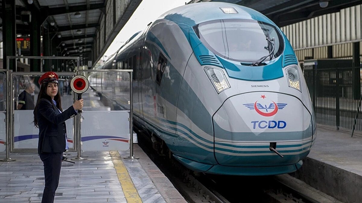 TCDD 780 işçi alımı başvuruları İŞKUR üzerinden alınacak<br><br>Türkiye Cumhuriyeti Devlet Demiryolları (TCDD) İşletmesi Genel Müdürlüğü, ülke genelindeki işyerlerinde görevlendirilmek üzere toplam 780 işçi alacağını açıkladı.<br>Başvurular 17–21 Kasım 2025 tarihleri arasında yalnızca İŞKUR e-şube üzerinden yapılacak.<br><br>▶ Başvuru adresi: esube.iskur.gov.tr<br><br>TCDD, ilan edilen işlerin “tehlikeli ve çok tehlikeli iş” sınıfında bulunması nedeniyle yalnızca erkek adayların başvuru yapabileceğini duyurdu.
