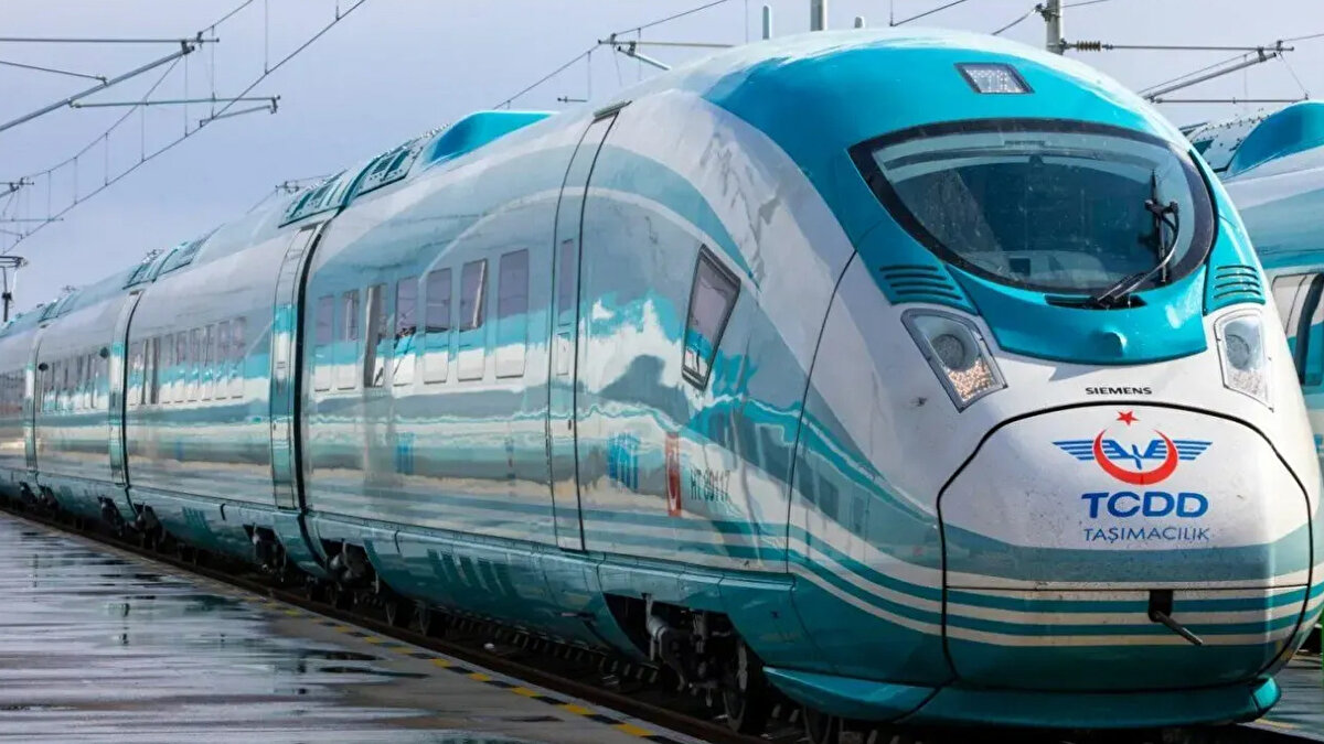 İstanbul için ikamet zorunluluğu<br><br>TCDD’den yapılan duyuruya göre İstanbul’daki işyerleri için ilanlara başvuracak adayların ilanın yayımlandığı tarihten önce İstanbul’da ikamet ediyor olması şartı aranıyor.<br>Diğer illerdeki kadrolarda ise bu şart bulunmuyor.