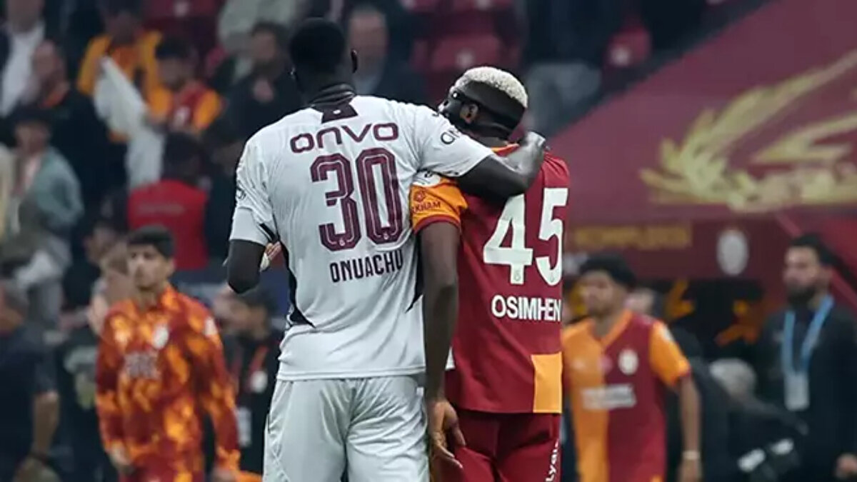 Victor Osimhen’in ablası Blessing Osimhen, “Victor’un futbol oynayacağını hiç düşünmemiştim. Babamın Victor’a verdiği tek şey İncil’iydi. Babam dedi ki; ‘Sana verecek param yok, sana sponsor olacak hiçbir şeyim yok ama al bu İncil’i ve git’ Hikayemiz böyle değişti.” ifadelerini kullandı.