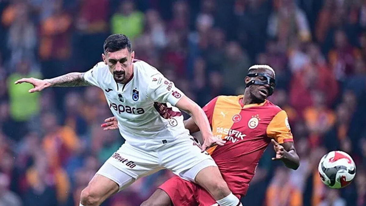 "İNANILMAZ BİR MANZARAYDI"<br><br>Yıldız golcü Galatasaray'a transfer olduğu anı şu şekilde anlattı:<br><br>"Ailem ve kendim için yapmam gerekeni yaptım. İstanbul'a vardım, hayatımda böyle bir şey görmemiştim. Kulübün çalışanlarından biri dışarı çıktığımda çok sayıda insan göreceğimi söyledi. Ben de 'Ne demek istiyorsun, dışarıda beni bekleyen çok sayıda taraftar mı var?' diye sordum. Oraya gittiğimde inanılmaz bir manzarayla karşılaştım. Bunu gördüğümde, sanki üzerime taze bir esinti geliyormuş gibi hissettim."